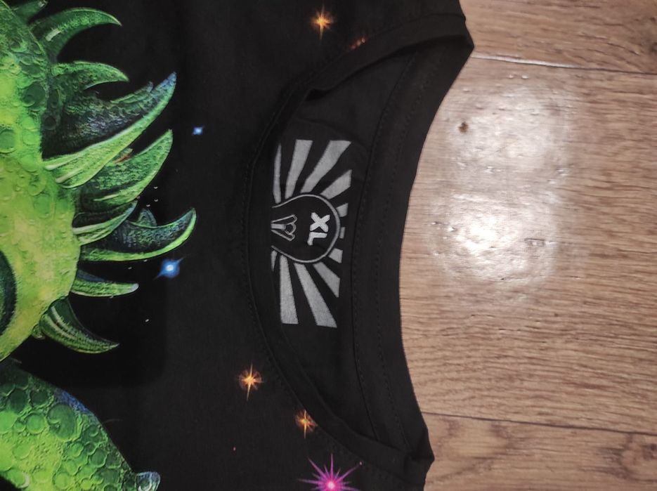 Продам футболку с драконом