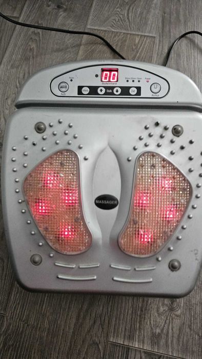 Aparat de masaj pentru picioare cu vibrații și încălzire infraroșie