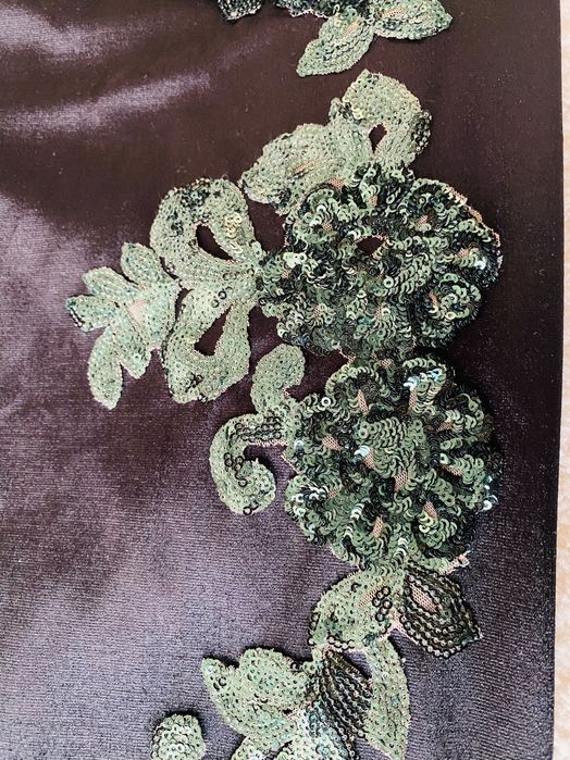 Costum elegant cu fustă, din catifea cu aplicații de paiete verzi