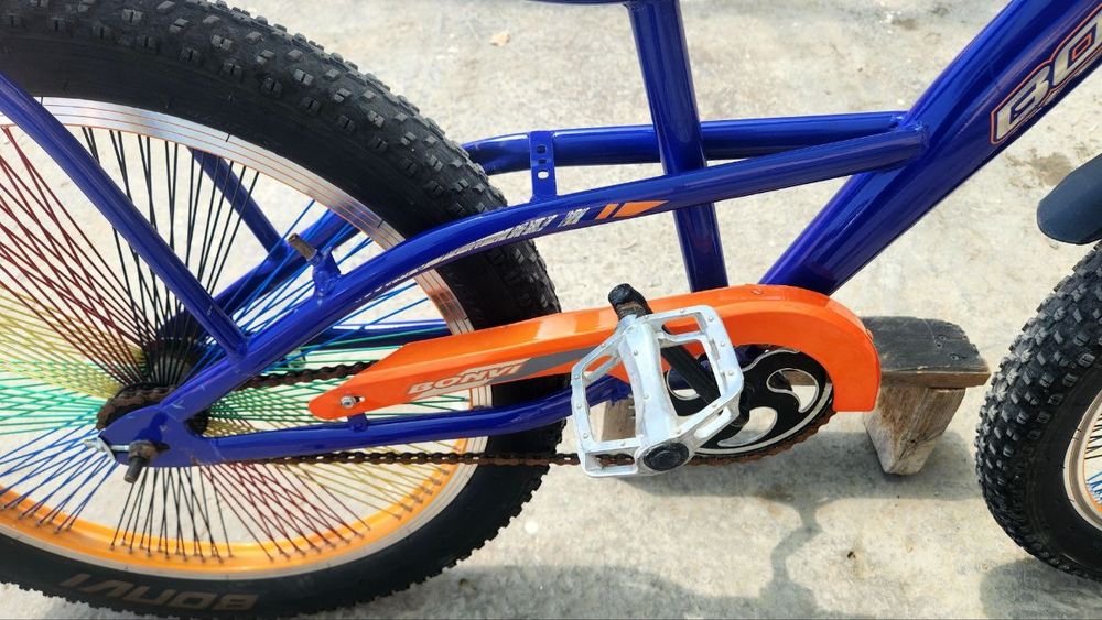 Bonvi velosiped sotladi