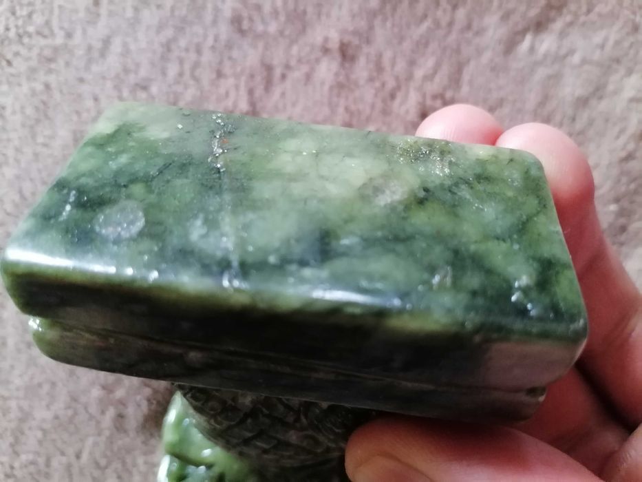 Vand dragon din jad sculptat manual