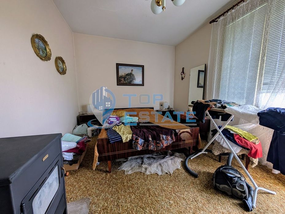 Двуетажна тухлена къща с панорамна гледка в град Плачковци