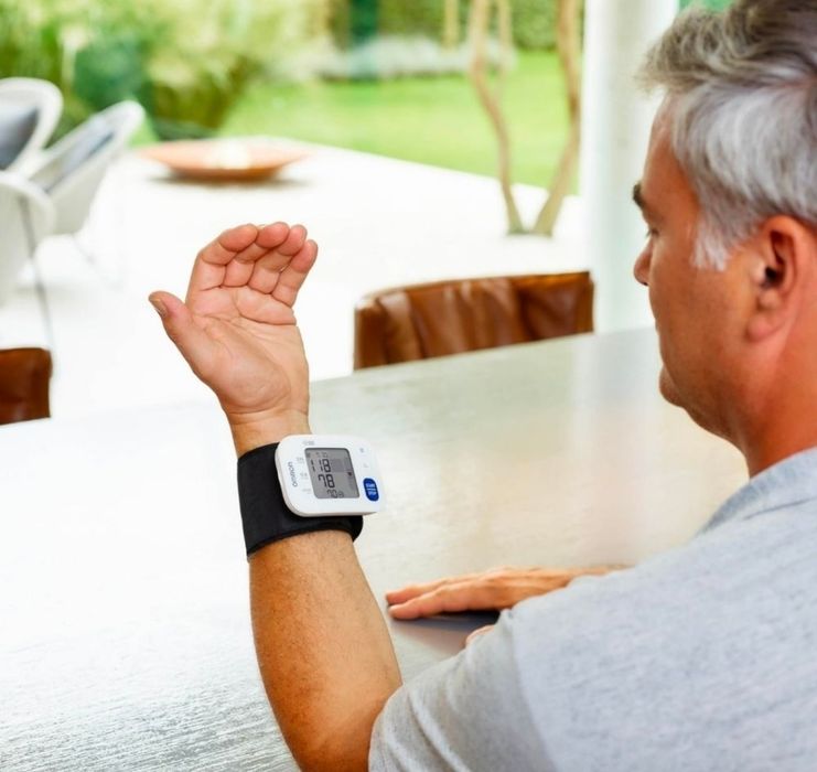 Тонометр Omron RS4 на запястье. Гарантия от магазина