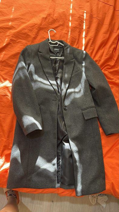 Чисто ново сиво палто