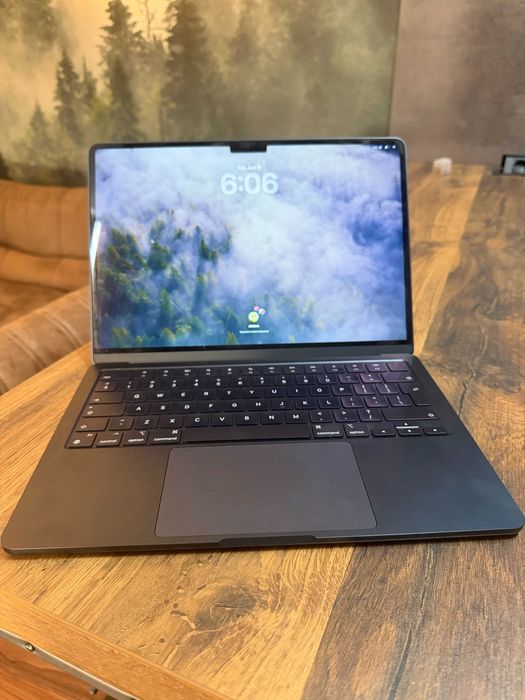 MacBook Air M2 Midnight 8GB 256GB, 56 cicluri, stare excelenta