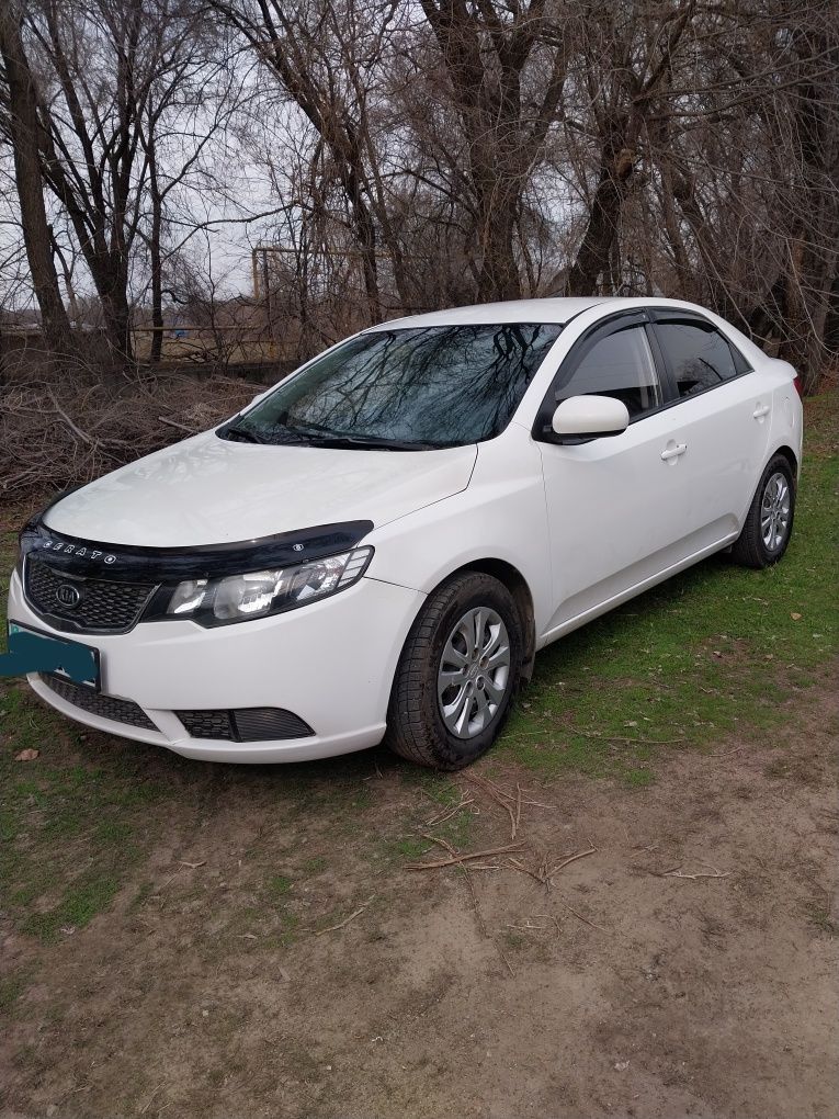 Kia Cerato 2012 белая с черной крышей