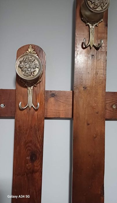 Дървена закачалка