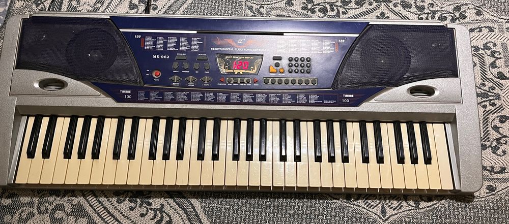Полупрофессиональный синтезатор