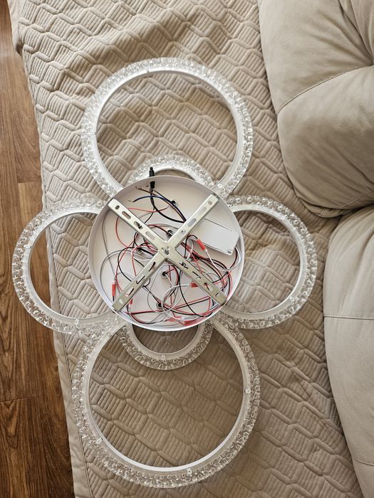 Продам люстру LED