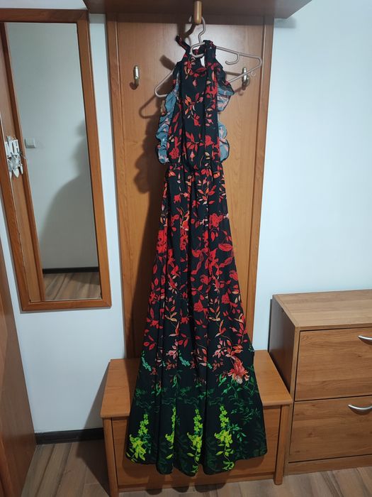 Лятна, ефирна рокля с гол гръб