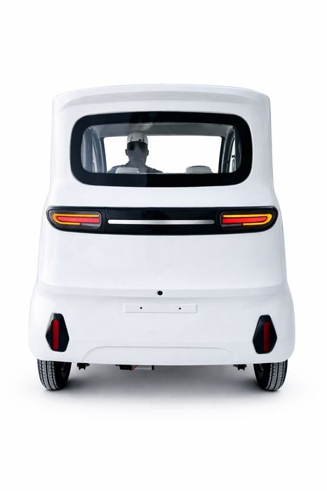 Mini car 120 km yuradi tezligi 50 km litiy akmlatir bilan jihozlangan