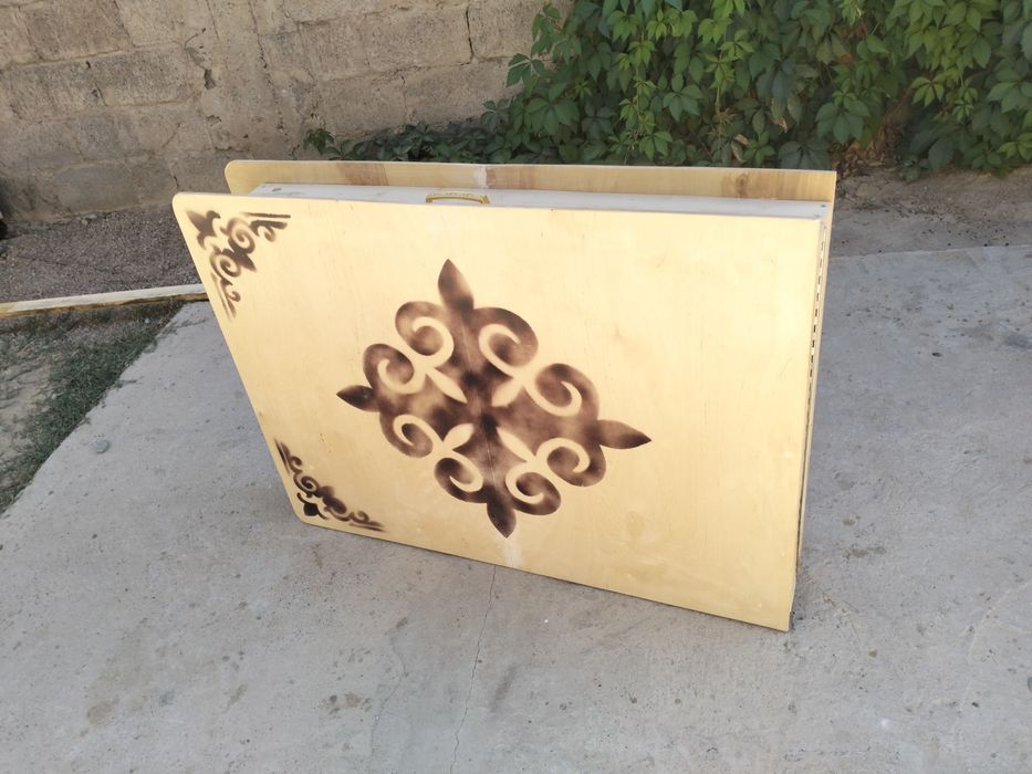 Стол для гостиной