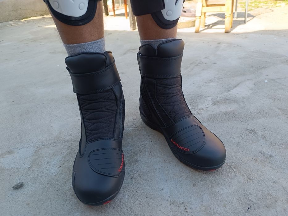 Vând echipament moto nou