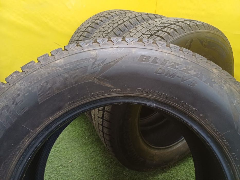 Шины 235 65 R17 BRIDGESTONE комплект