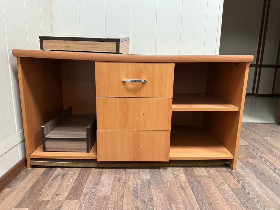 офисный шкаф и телевизор