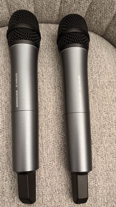 2 microfoane wireless cu 2 case-uri transport gator sennheiser xsw 2-835 e-band  si b-band vocal set 2 receiver