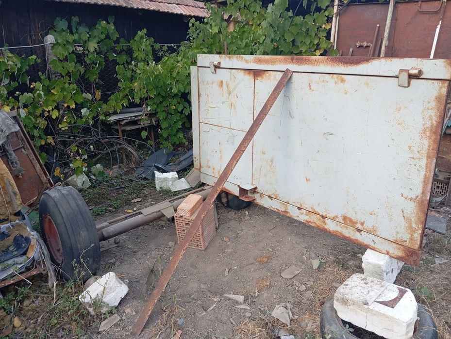 Semiremorca agricolă monoax neterminată