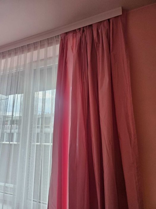 Предлагам 2 броя плътни завеси в розов цвят