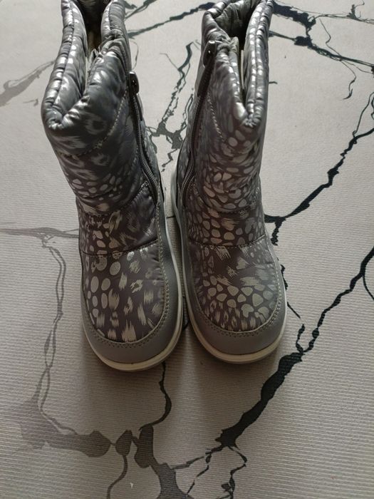 Продам зимние сапожки на девочку