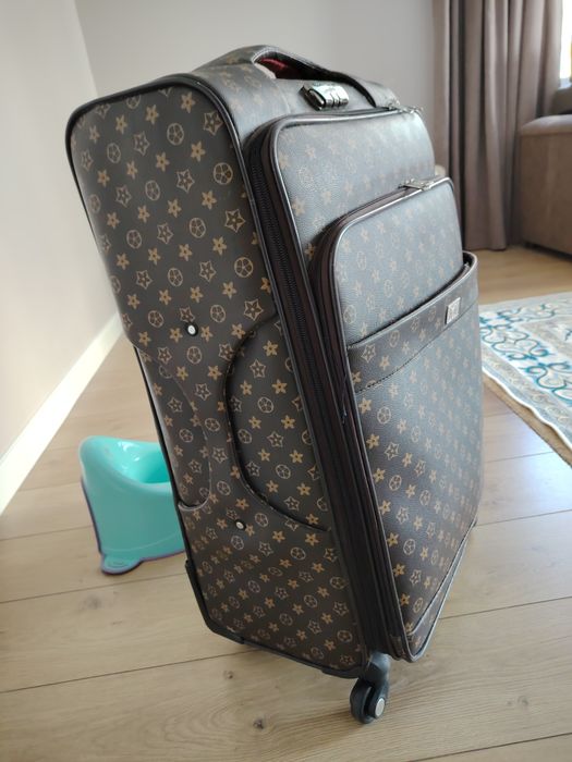 Продам чемодан новый