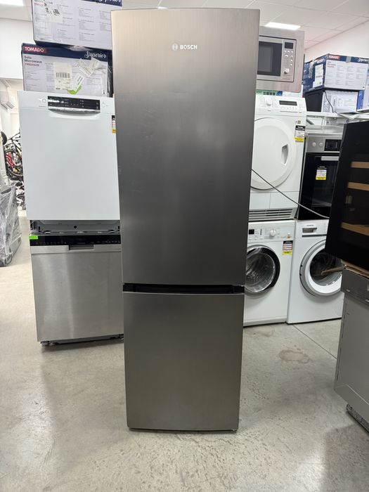 Хладилник и фризер за вграждане Bosch.