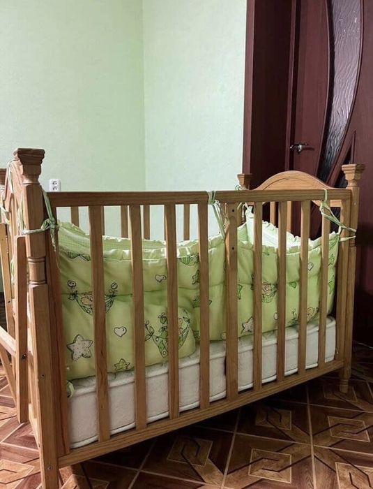 Продам детскую кроватку с матрасом