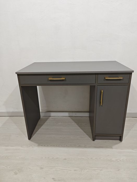 Письменный стол.