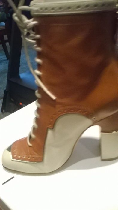 Ghete , Botine piele maro-alb POLLINI marimea 35 pret redus la 300 eur
