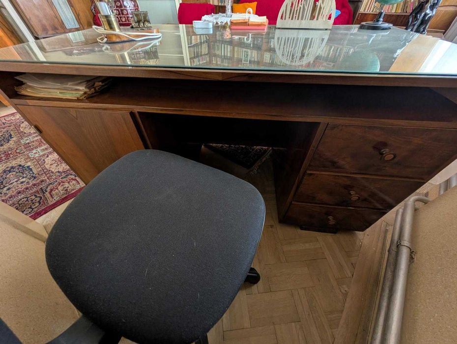 Birou vintage din lemn furniruit, cu blat de sticlă