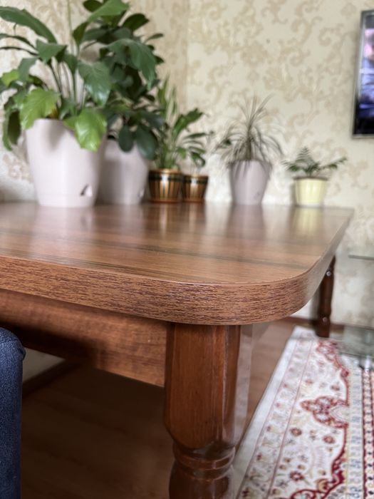 Стол в гостиную