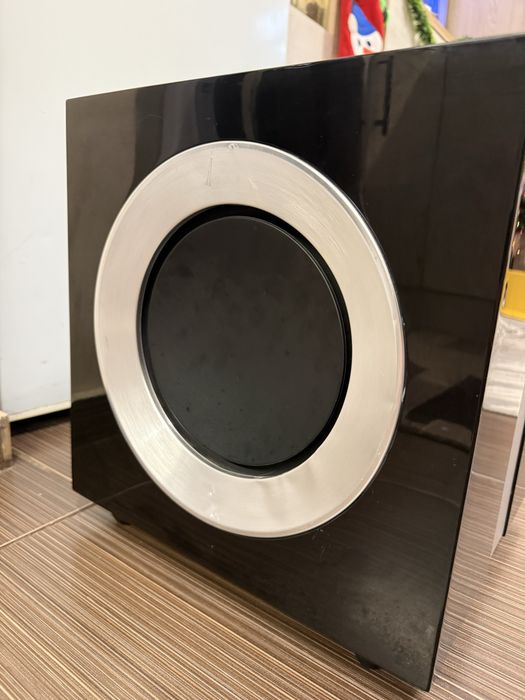 KEF R400b Качествен и масивен Subwoofer