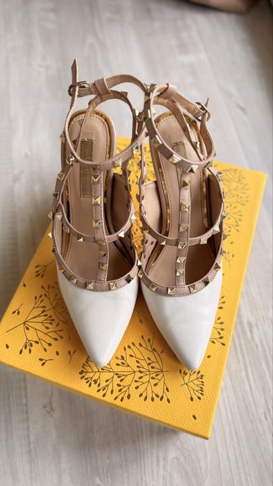 Pantofi stil Valentino