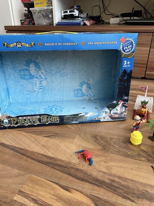 Пиратски кораб и остров на съкровища