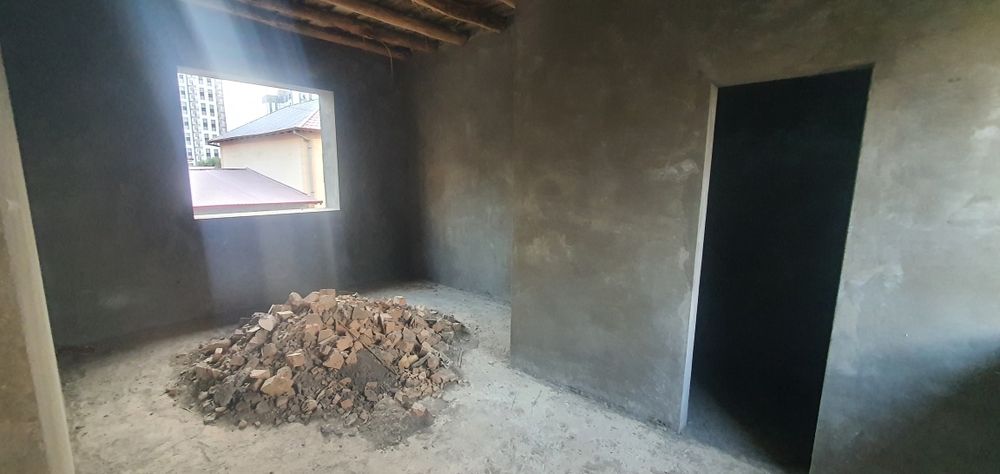 Участок 6 соток с коттеджем на 8 комнат,свет,вода,газ,канализация есть