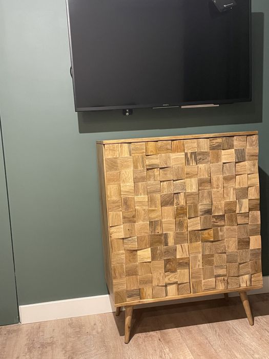 Буфет-комод с резными дверцами