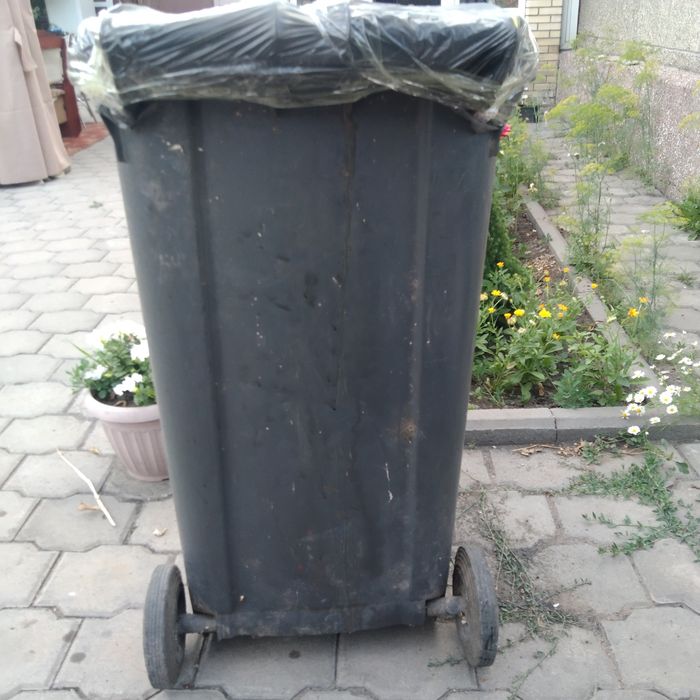 Мусорный бак продаю