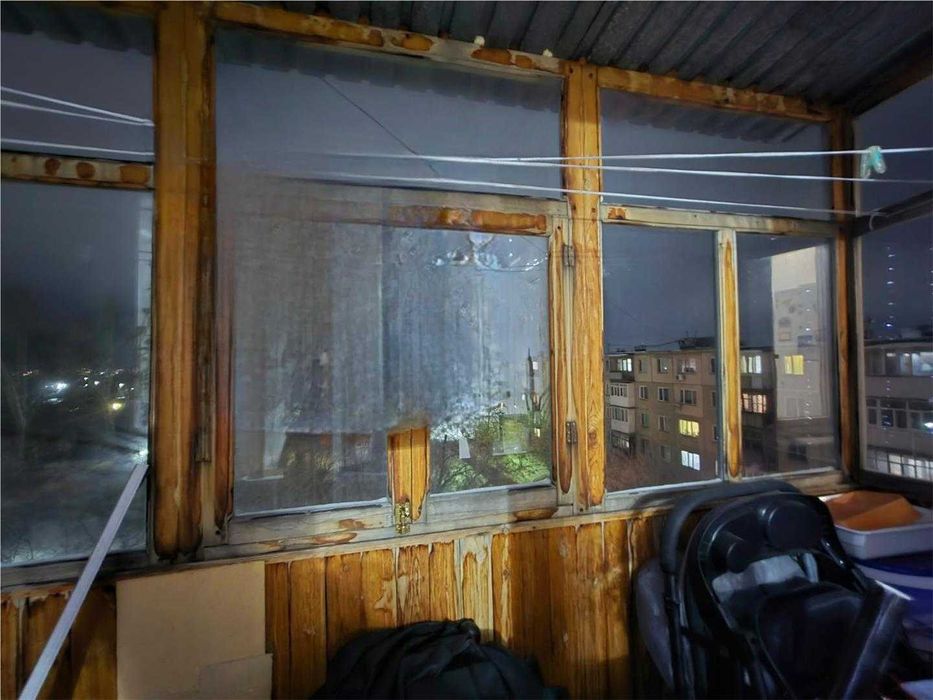 Продам 2-комн квартиру, на 4 мкр на 5/5 эт .