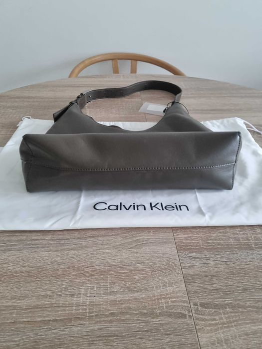 оригинална чанта Calvin Klein Hardware Strap Hobo