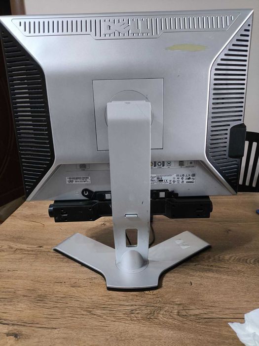 Монитор за настолен компютър Dell 2007FPB 20 инча и тонколона