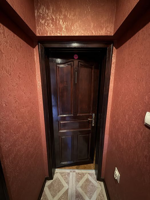 Интериорни врати от естествено дърво