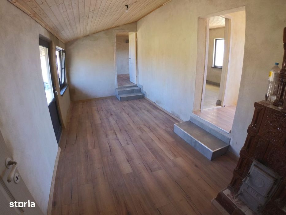 Casa la pret de apartament 4 camere, teren 1770 mp, renovată Ciorani