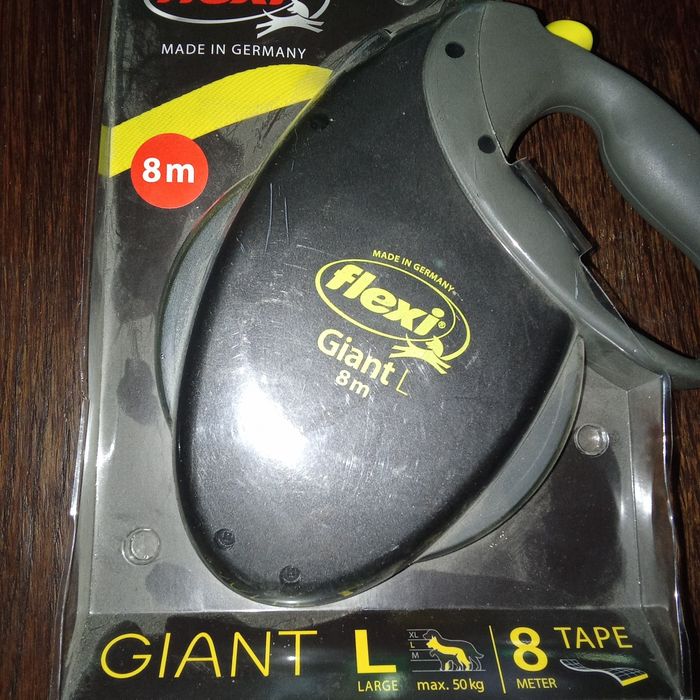 Lesă cu bandă retractibilă de 8 m.