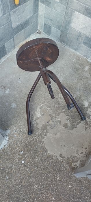 Трикрако старо въртящо столче медицинско