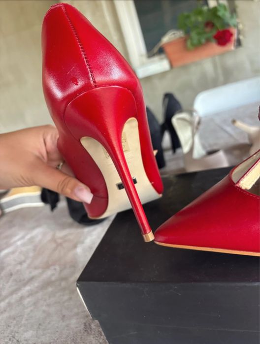 Pantofi cu toc rosii