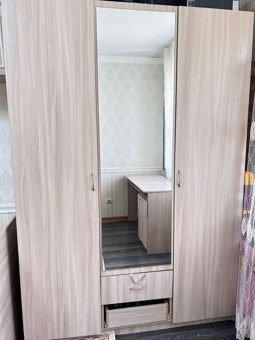 Шкаф и двухъярусный кровать