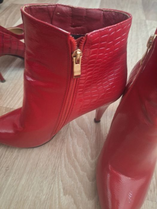Червени  лачени боти