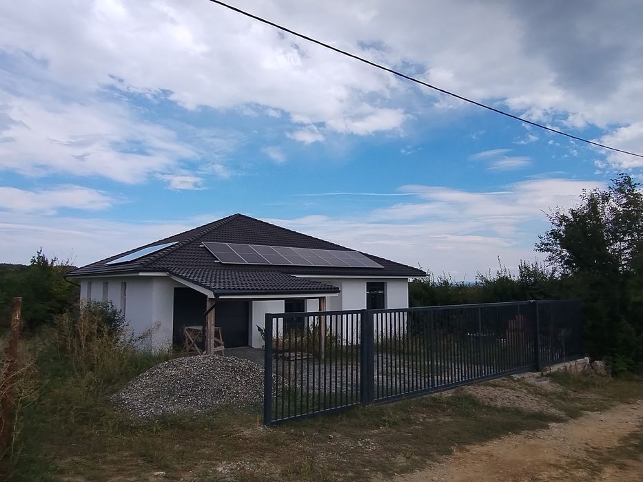 Tropini unifamiliala