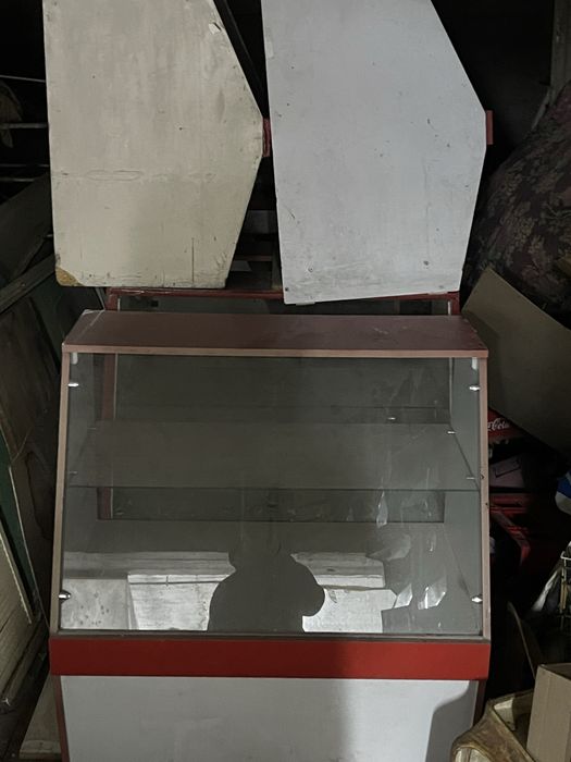 Витрина полка сотилади срочно