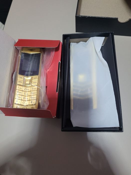 Vând telefon Vertu