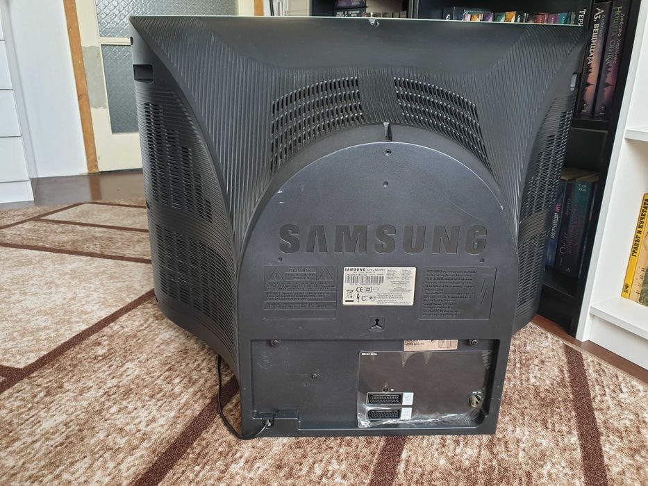 Телевизор Samsung 29 инча CW-29Z306V с намален обем в дълбочина.